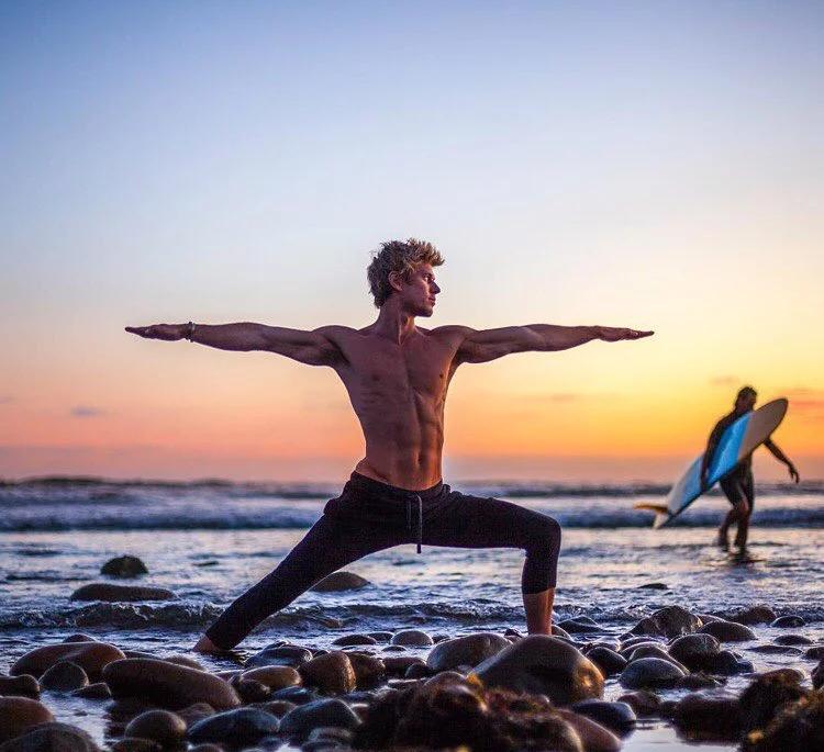 男生瑜伽每天必练8个动作（男人练瑜伽的基本动作）-第3张图片