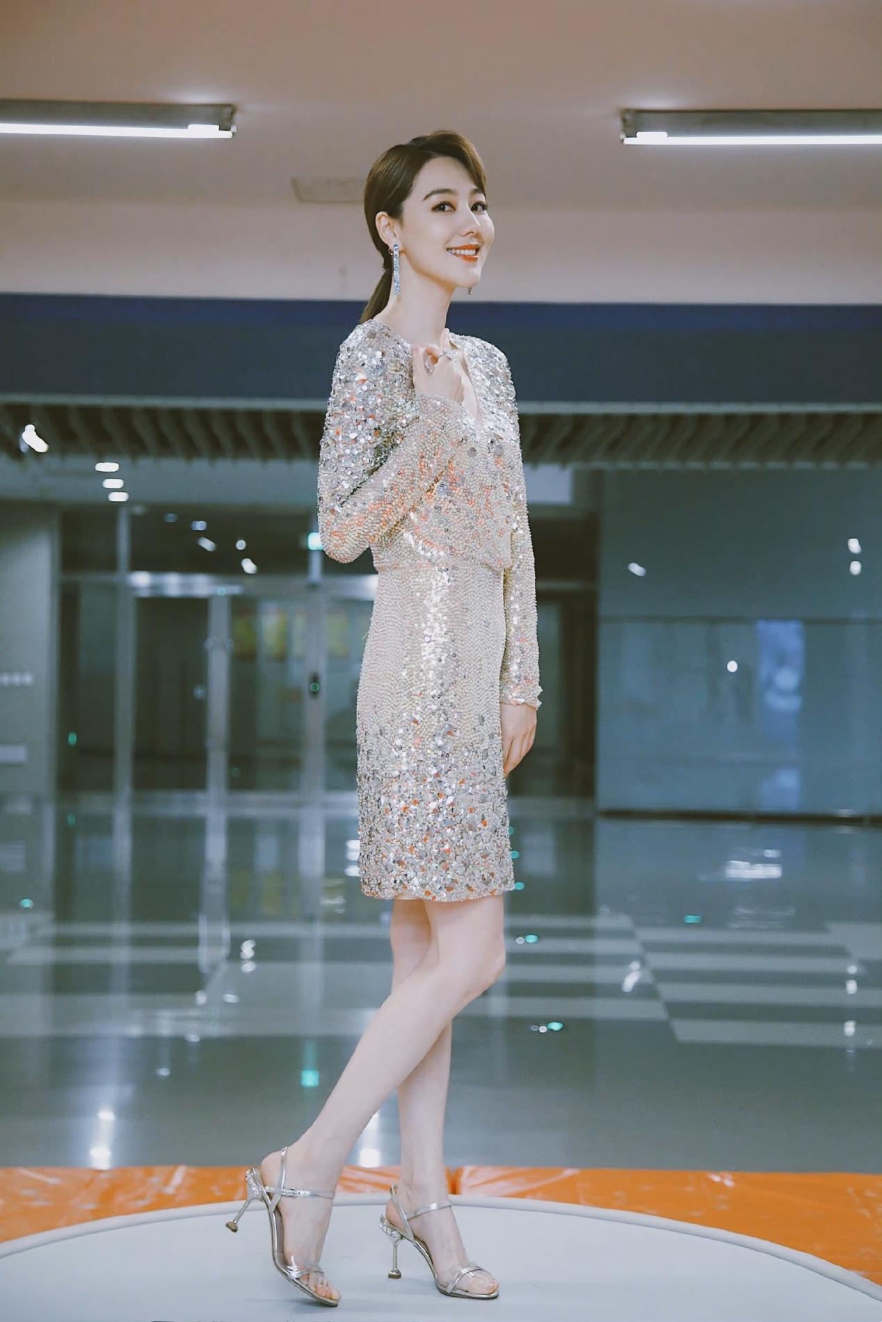 主持人王冠:两次从央视消失,与曹可凡传绯闻,38岁未婚也幸福-第7张图片 主持人王冠:两次从央视消失,与曹可凡传绯闻,38岁未婚也幸福-第7张图片