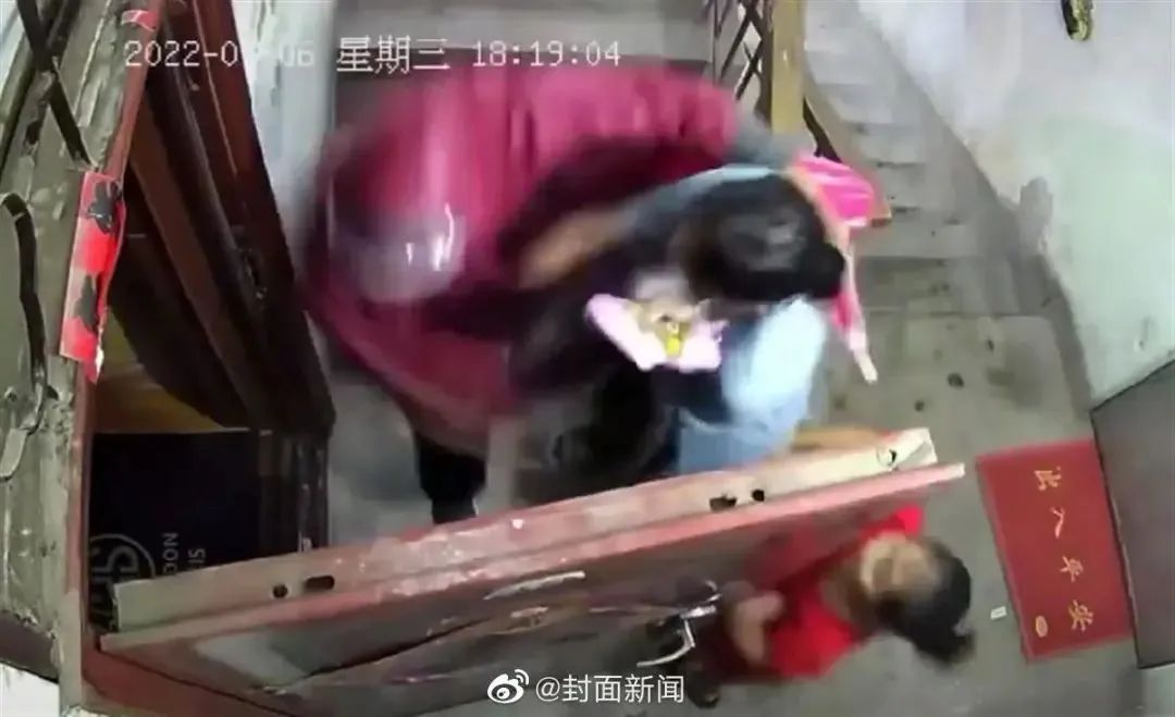 母女被雨衣男拖进屋内,网传母女被雨衣男强行拖进房内-第2张图片