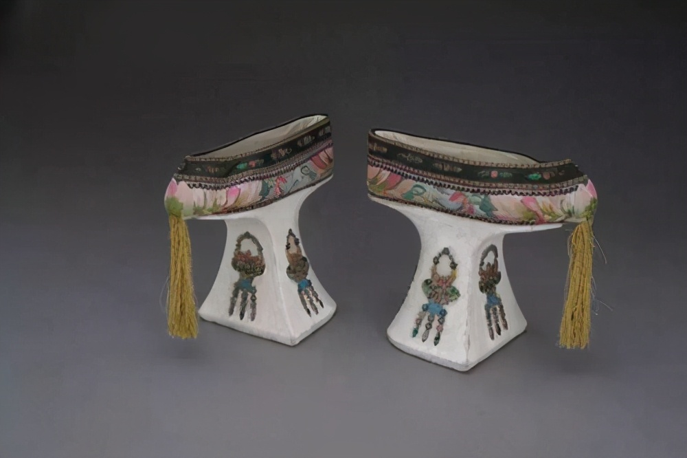 古代花盆鞋介绍（为什么清朝皇帝的妃子们都要穿花盆鞋）-第2张图片