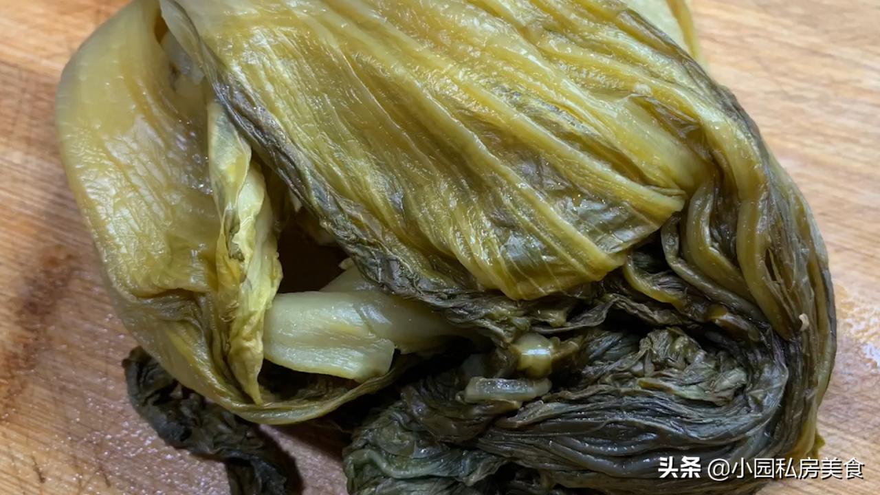 最简单的酸菜腌制方法(开水烫的酸菜的做法)-第5张图片