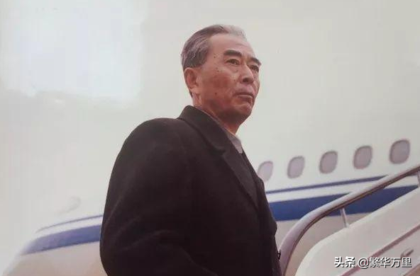 同样是演周总理,将王铁成、刘劲和孙维民放一起看,差别就出来了-第8张图片 同样是演周总理,将王铁成、刘劲和孙维民放一起看,差别就出来了-第8张图片