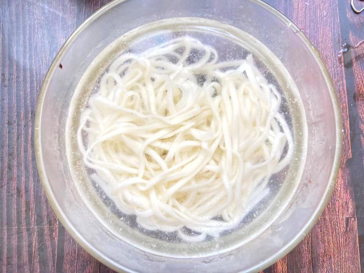 炸酱面怎么做好吃,炸酱面配什么菜一起吃-第11张图片 炸酱面怎么做好吃,炸酱面配什么菜一起吃-第11张图片