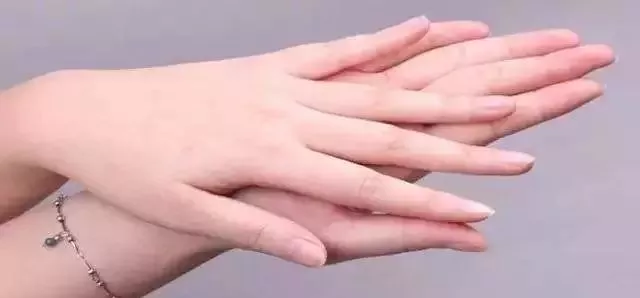 食指和无名指同时戴戒指什么意思(女生左手食指和无名指都戴戒指是什么意思)-第9张图片 食指和无名指同时戴戒指什么意思(女生左手食指和无名指都戴戒指是什么意思)-第9张图片