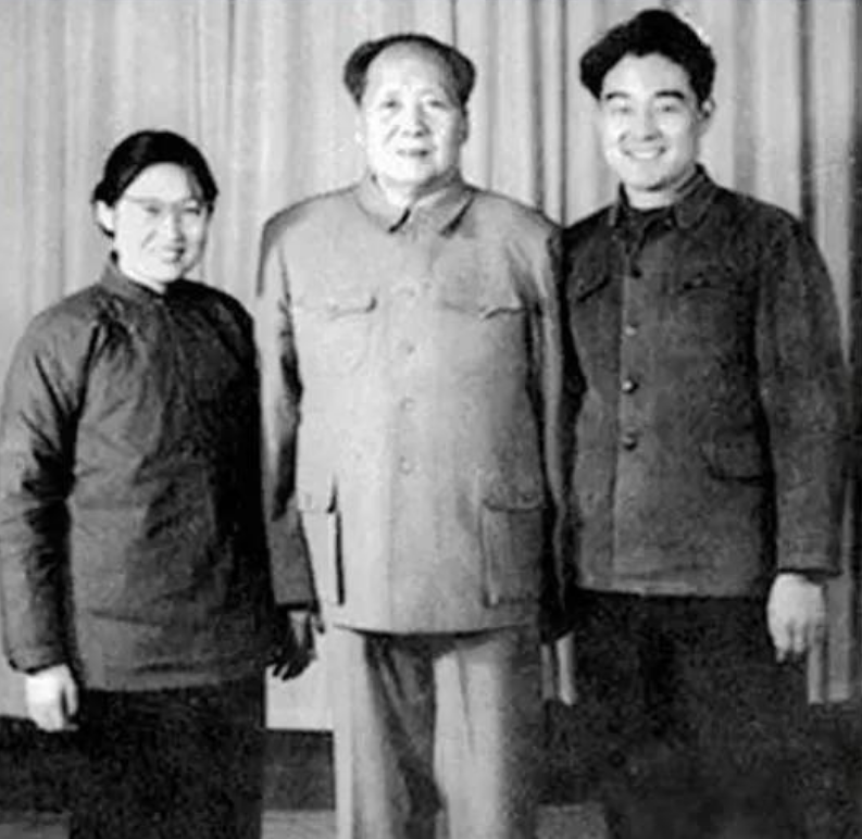 1976年毛主席逝世，李敏手拿守灵名单，提醒道：我有个哥哥还活着-第12张图片