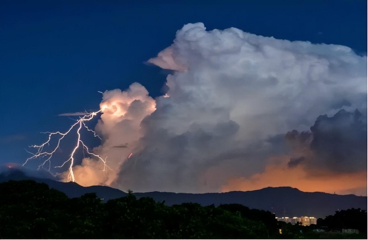 重庆上空出现巨型“雷暴云团”，有不明物体从空中掉落，那是什么-第7张图片