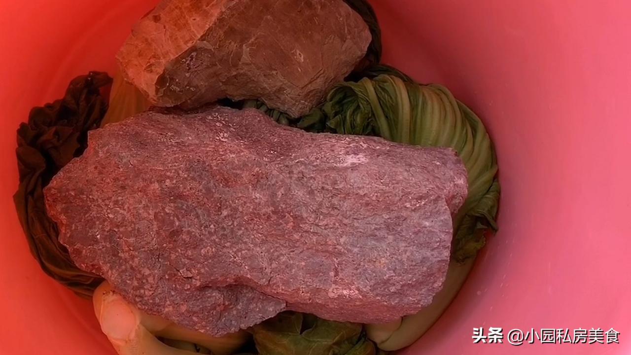 最简单的酸菜腌制方法(开水烫的酸菜的做法)-第4张图片