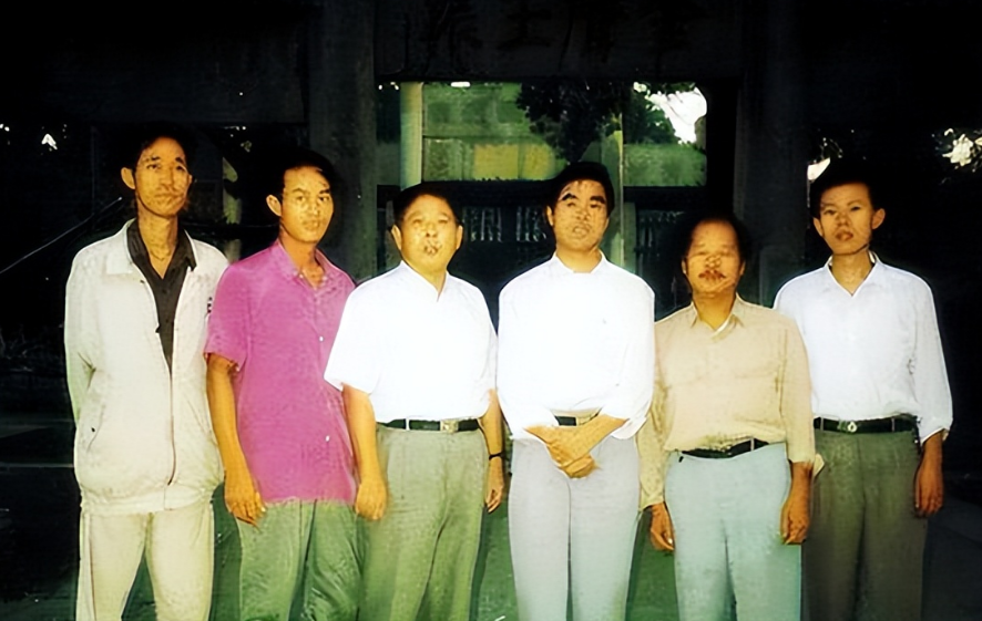 1976年毛主席逝世,李敏手拿守灵名单,提醒道:我有个哥哥还活着-第15张图片 1976年毛主席逝世,李敏手拿守灵名单,提醒道:我有个哥哥还活着-第15张图片