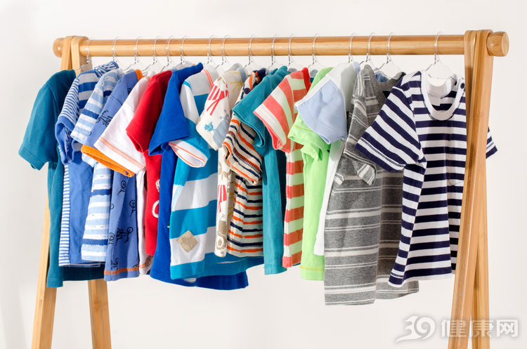 新衣服买回来要洗吗（快递买来的衣服第一次怎么洗不掉色）-第4张图片