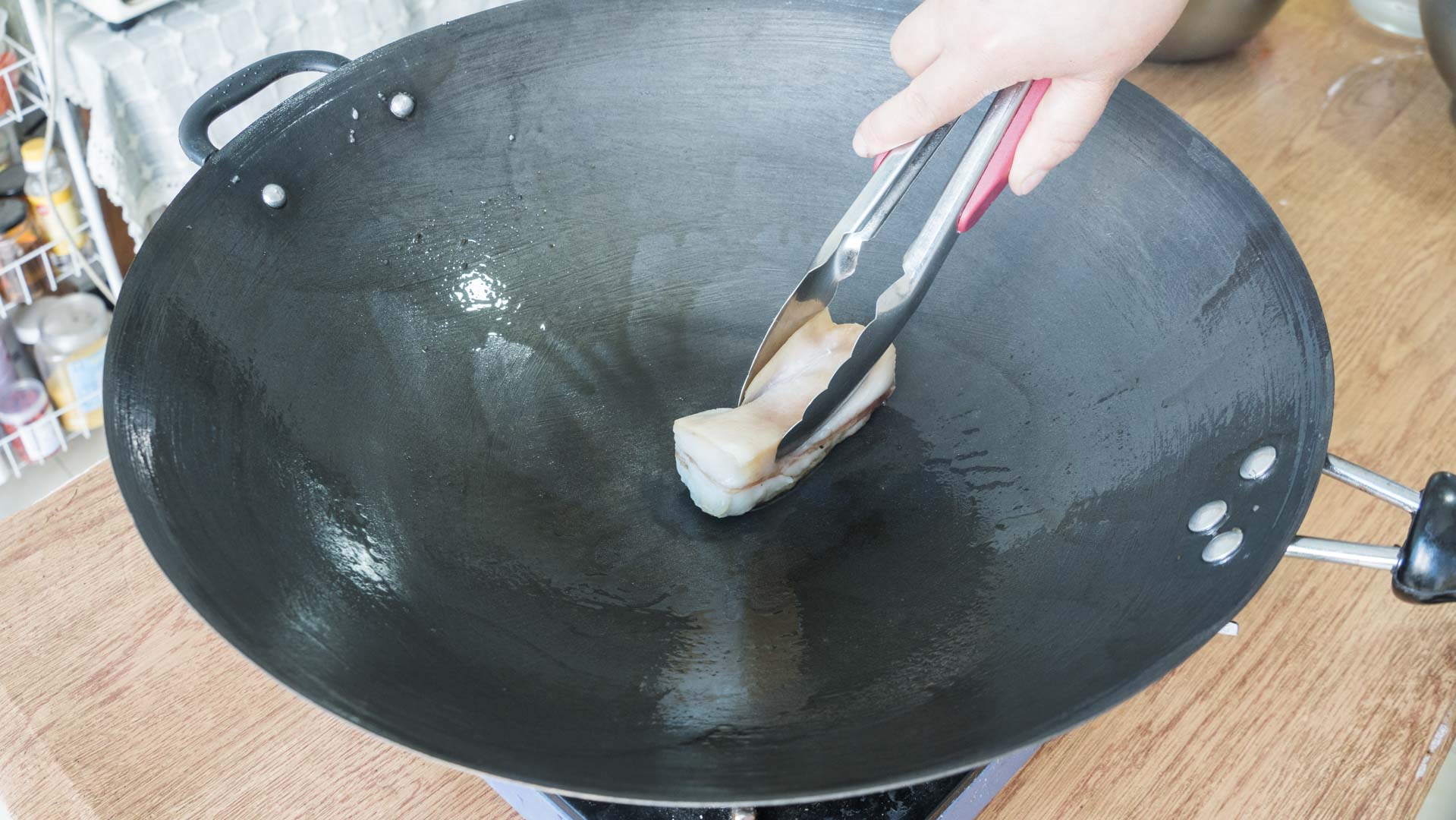 铁锅怎么开锅效果最好（新买铁锅的简单正确开锅方法）-第7张图片