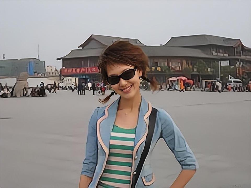 主持人王冠:两次从央视消失,与曹可凡传绯闻,38岁未婚也幸福-第16张图片 主持人王冠:两次从央视消失,与曹可凡传绯闻,38岁未婚也幸福-第16张图片