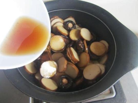 干香菇要泡多久最合适（泡发干香菇的技巧和方法有哪些）-第7张图片