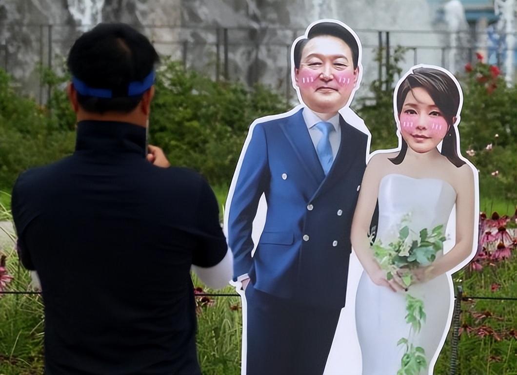 韩国唯一得善终的总统,韩国总统夫人黑历史-第12张图片 韩国唯一得善终的总统,韩国总统夫人黑历史-第12张图片