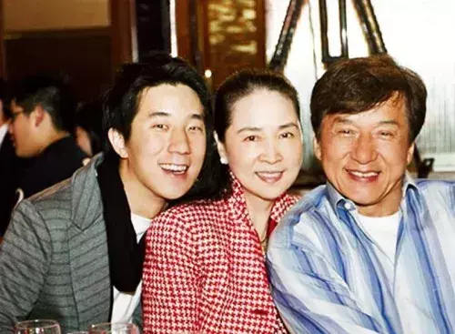 同是成龙亲骨肉,把房祖名和吴卓林一比,差距就出来了-第8张图片 同是成龙亲骨肉,把房祖名和吴卓林一比,差距就出来了-第8张图片
