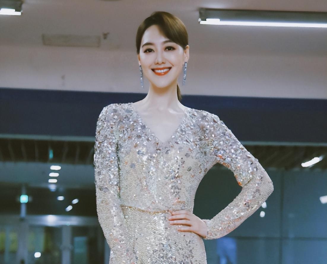 主持人王冠:两次从央视消失,与曹可凡传绯闻,38岁未婚也幸福-第21张图片 主持人王冠:两次从央视消失,与曹可凡传绯闻,38岁未婚也幸福-第21张图片