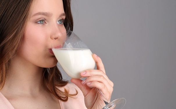 牛奶的功效与作用(女性喝牛奶的七大好处)-第2张图片