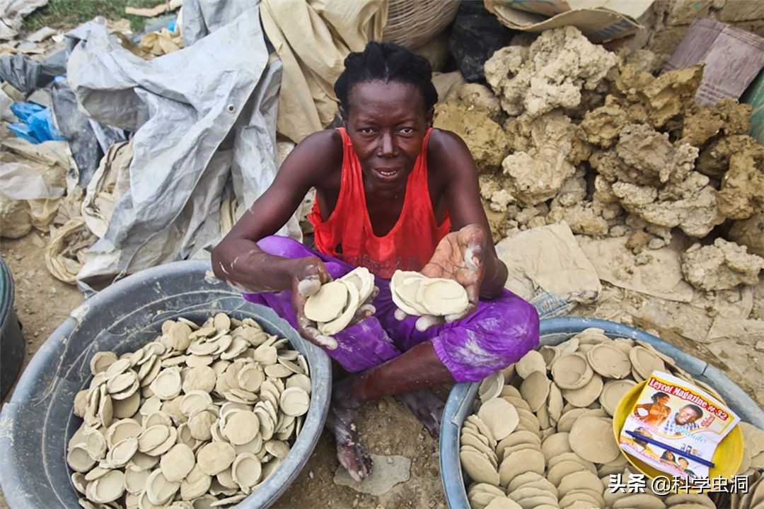 海地穷到什么程度(穷到吃土！海地海鲜资源丰富当地人却以吃“泥饼”为主，这是为什么)-第4张图片