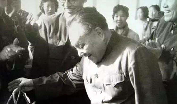 1989年邓小平的舅舅去世，县委请示丧礼标准，邓小平三句话定调-第1张图片