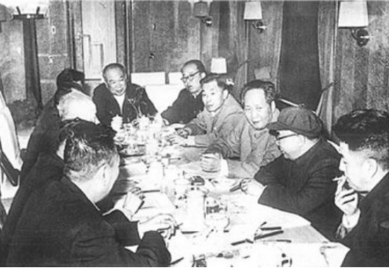 毛主席开会时没烟了,看到邓华口袋鼓鼓的:你的白金龙还有没有?-第1张图片 毛主席开会时没烟了,看到邓华口袋鼓鼓的:你的白金龙还有没有?-第1张图片