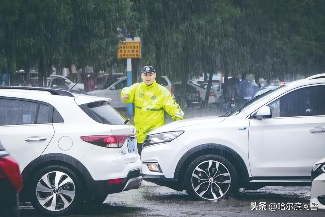 有人逆行撑起“安全伞”(南方暴雨今天达到高峰)-第1张图片