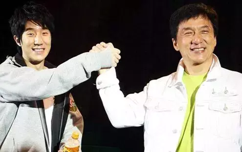 同是成龙亲骨肉,把房祖名和吴卓林一比,差距就出来了-第3张图片 同是成龙亲骨肉,把房祖名和吴卓林一比,差距就出来了-第3张图片