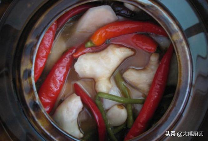 泡菜坛子起白花了怎么办（泡菜坛子外面起白花了怎么消除）-第4张图片