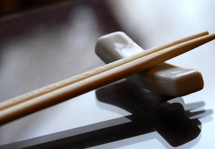 一双筷子的含义和寓意（筷子的象征及背后的中国文化）-第2张图片