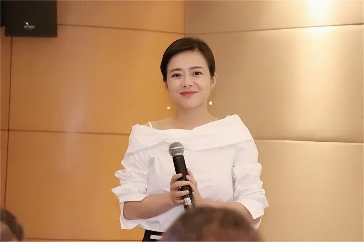 女主持陈辰和程雷分手让观众可惜,与余笛结婚,40多岁被宠成少女-第4张图片 女主持陈辰和程雷分手让观众可惜,与余笛结婚,40多岁被宠成少女-第4张图片