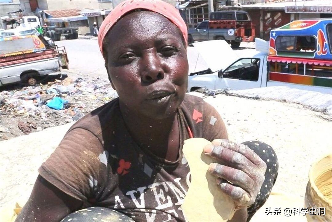 海地穷到什么程度(穷到吃土！海地海鲜资源丰富当地人却以吃“泥饼”为主，这是为什么)-第11张图片