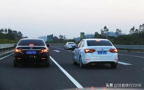 在高速上超大车要注意什么（高速小车超大货车注意技巧）-第6张图片