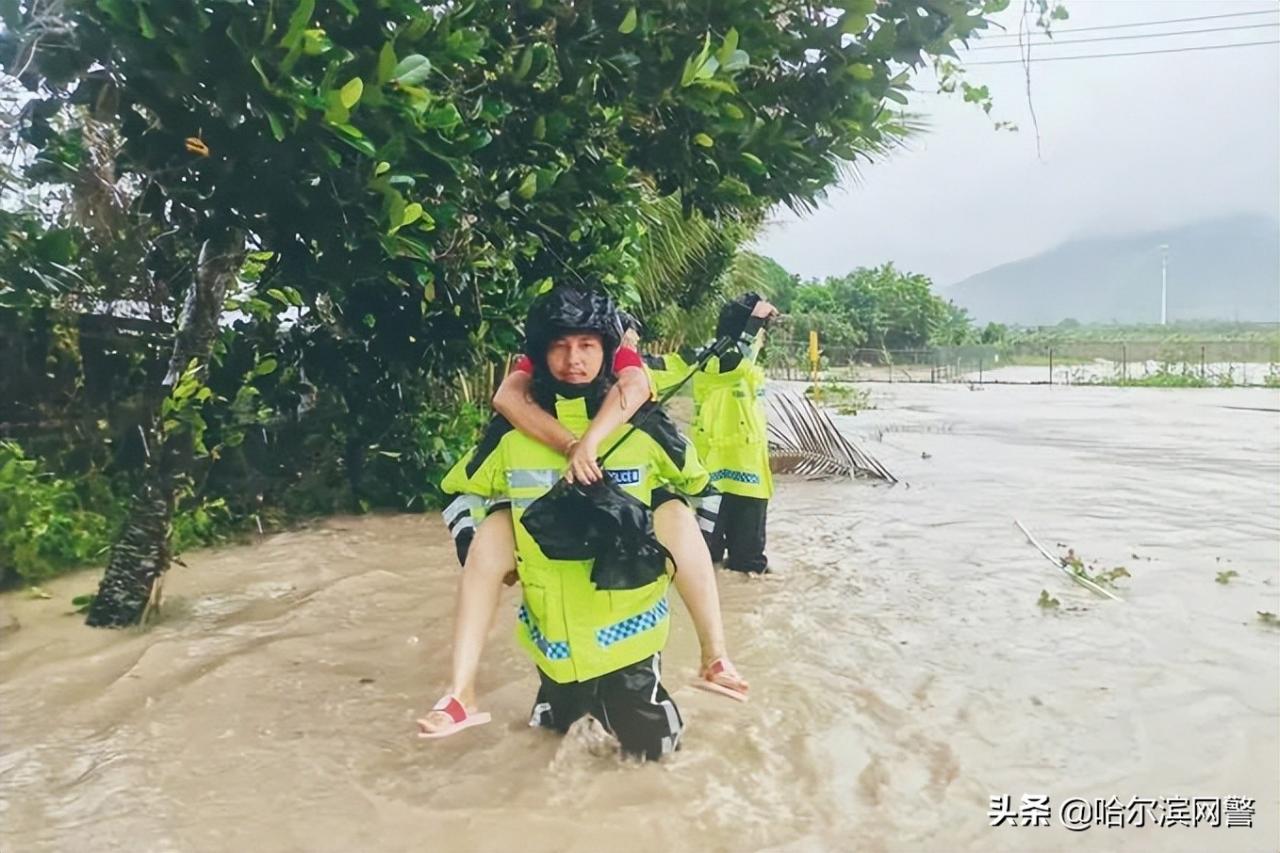 有人逆行撑起“安全伞”(南方暴雨今天达到高峰)-第3张图片