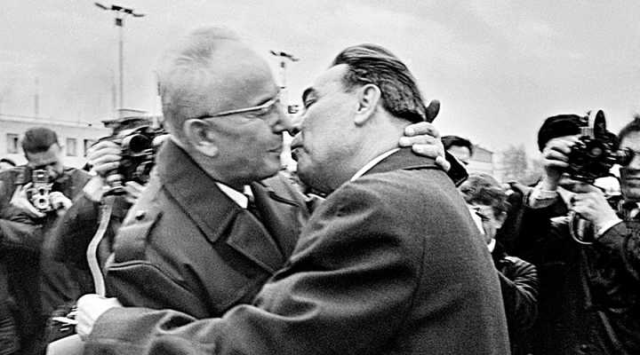 恐怖的勃列日涅夫之吻图片（苏联高层玩乌鸦）-第1张图片