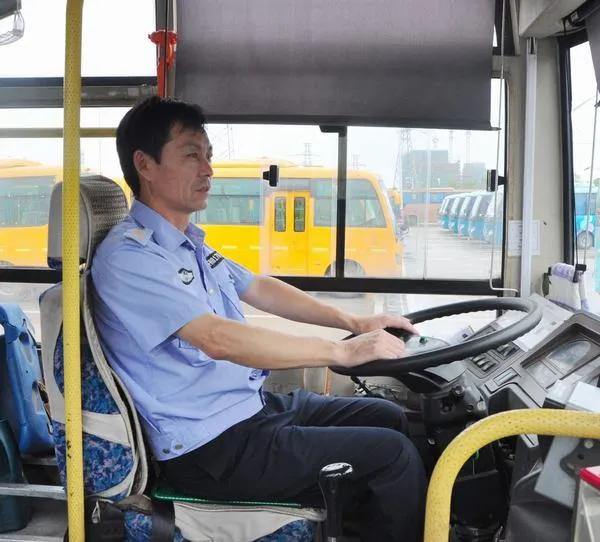 公交司机一个月多少钱一个月(公交车司机是铁饭碗吗)-第1张图片
