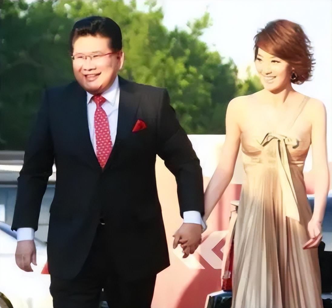 主持人王冠:两次从央视消失,与曹可凡传绯闻,38岁未婚也幸福-第15张图片 主持人王冠:两次从央视消失,与曹可凡传绯闻,38岁未婚也幸福-第15张图片