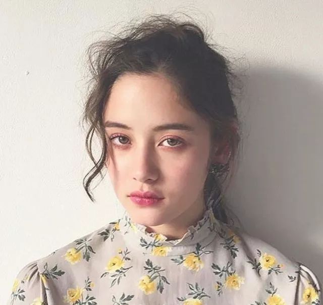 厌世少女脸是什么脸型（网络流行的厌世脸有什么特征）-第7张图片