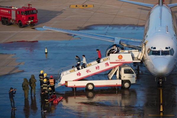 重庆江北机场飞机偏离跑道起火，起飞前没有安检，还是检查不全？-第1张图片