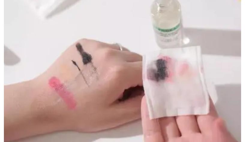 卸妆水可以直接涂到脸上吗（使用卸妆水的正确方法）-第3张图片