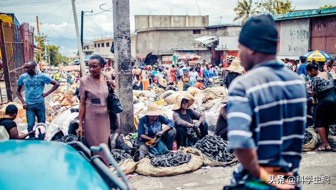 海地穷到什么程度(穷到吃土！海地海鲜资源丰富当地人却以吃“泥饼”为主，这是为什么)-第14张图片