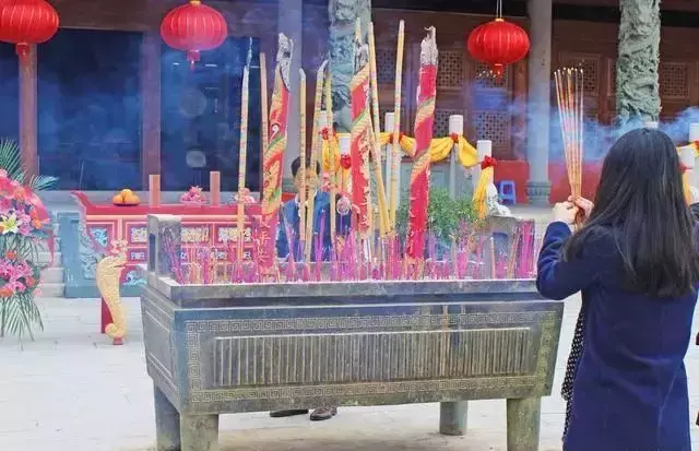 香燃烧后的形状看吉凶(三根香火全图,最准确)-第1张图片 香燃烧后的形状看吉凶(三根香火全图,最准确)-第1张图片