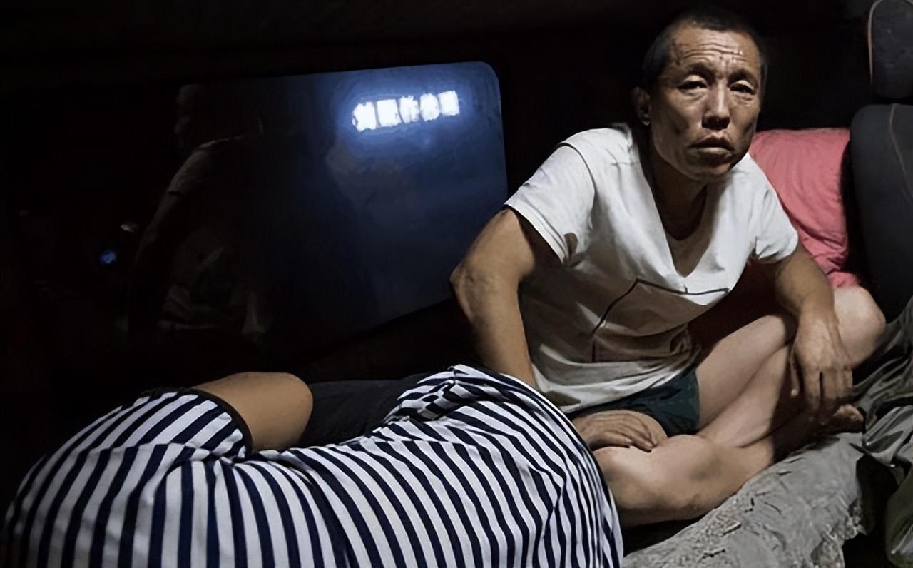 安徽夫妻24小时生活在卡车上,只敢在晚上出门,载的货比命还重要-第17张图片 安徽夫妻24小时生活在卡车上,只敢在晚上出门,载的货比命还重要-第17张图片