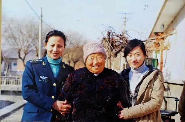 女航天员王亚平简介(王亚平同志简历)-第4张图片 女航天员王亚平简介(王亚平同志简历)-第4张图片