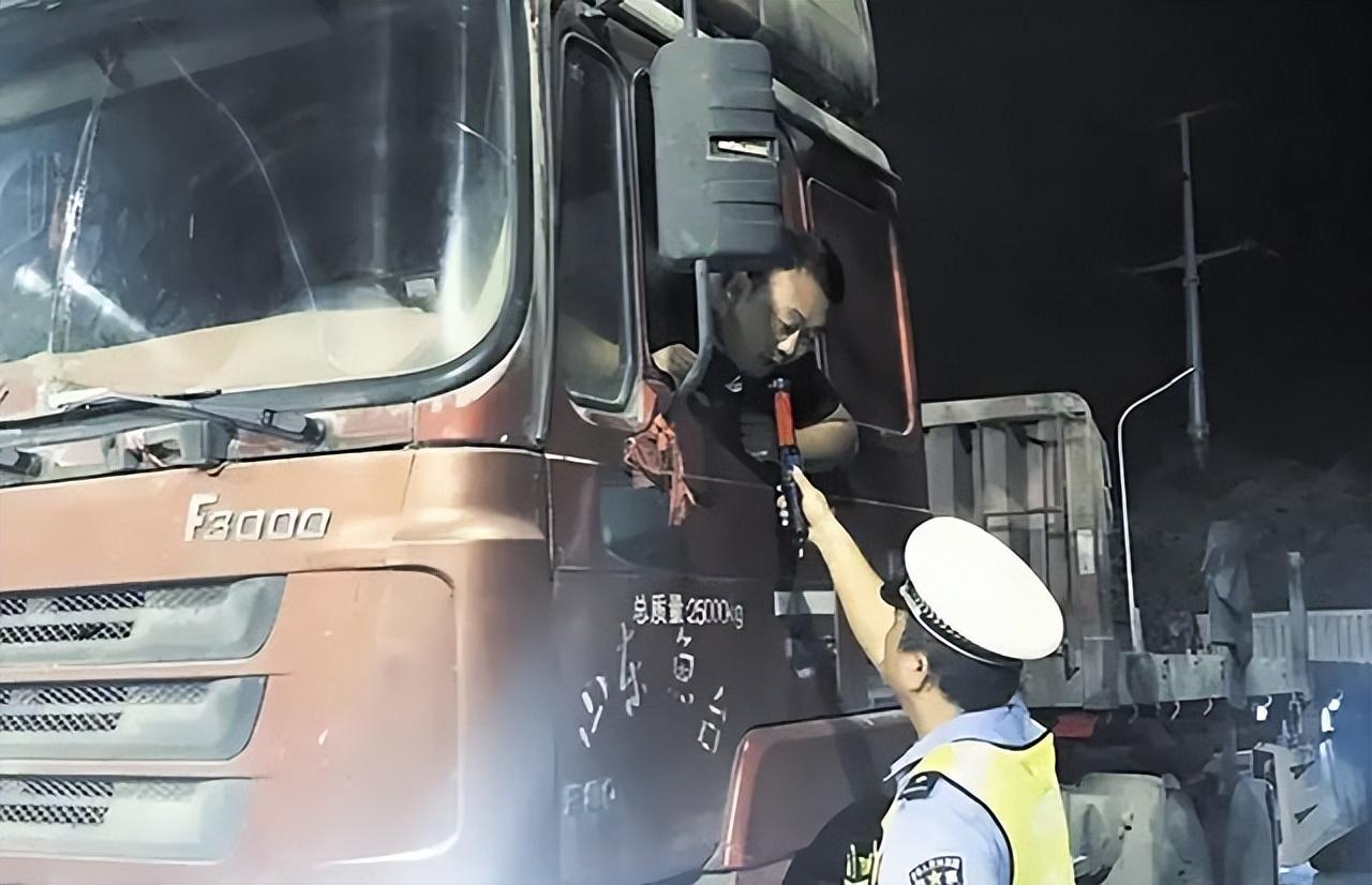安徽夫妻24小时生活在卡车上,只敢在晚上出门,载的货比命还重要-第14张图片 安徽夫妻24小时生活在卡车上,只敢在晚上出门,载的货比命还重要-第14张图片