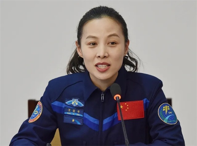 女航天员王亚平简介(王亚平同志简历)-第8张图片 女航天员王亚平简介(王亚平同志简历)-第8张图片