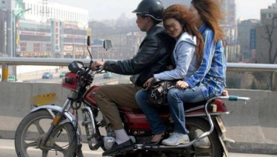 坐摩托车时女生下面有反应吗（女生坐摩托喜欢侧坐的原因）-第6张图片