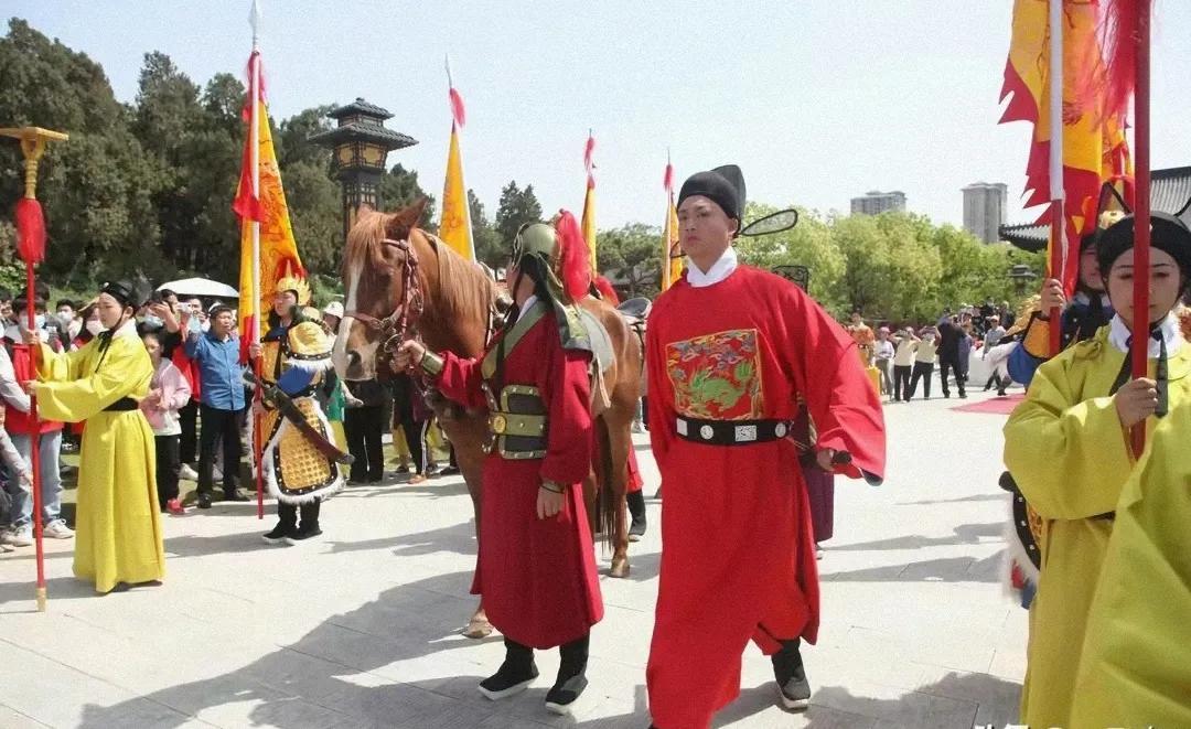 南阳诸葛庐在哪里（千年来不断有人祭拜南阳卧龙岗上诸葛庐）-第5张图片