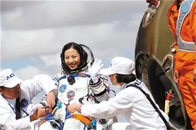 女航天员王亚平简介(王亚平同志简历)-第16张图片 女航天员王亚平简介(王亚平同志简历)-第16张图片