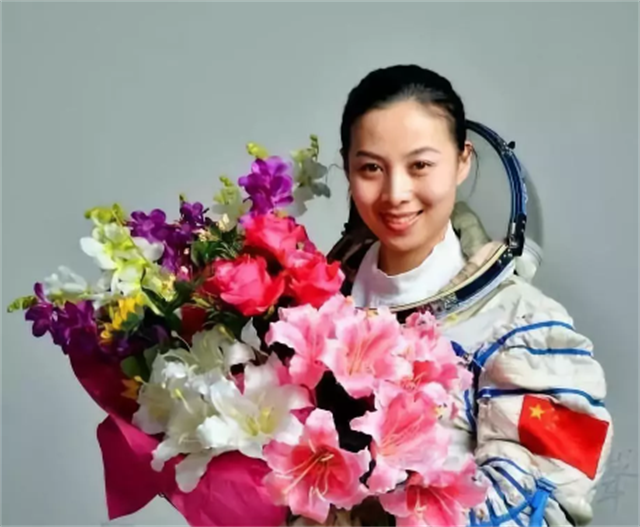女航天员王亚平简介(王亚平同志简历)-第6张图片 女航天员王亚平简介(王亚平同志简历)-第6张图片