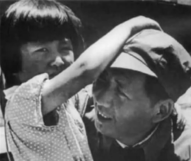李讷生娃后第一次见爸爸(在毛主席双儿女亲家张文秋家当保姆)-第2张图片