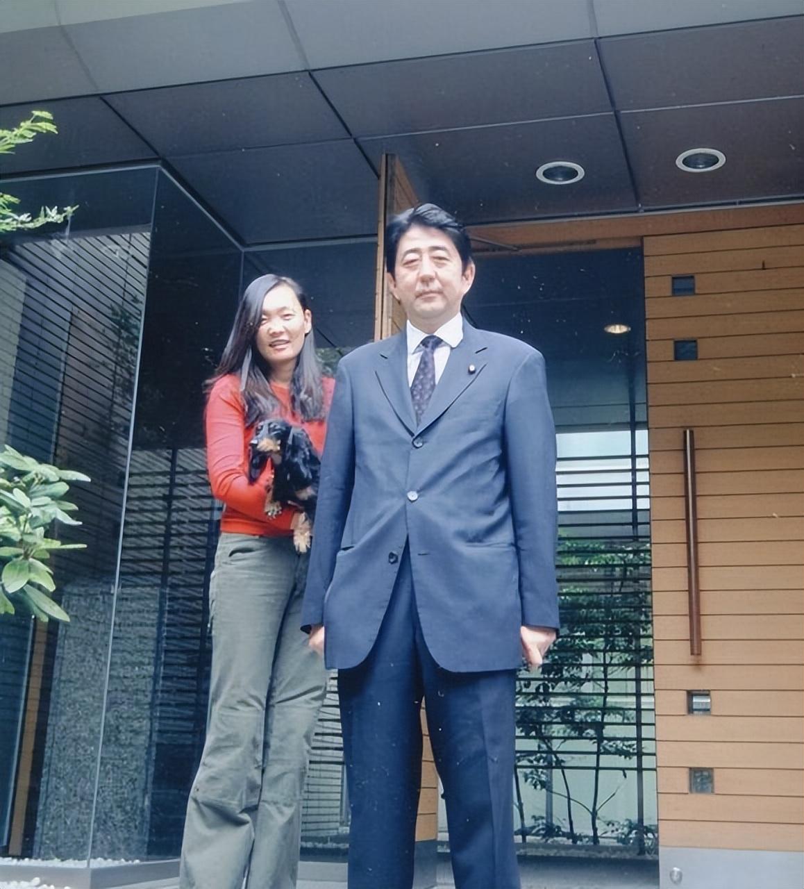 安倍昭惠遭遇车祸:逛夜店、酗酒、追星,日本前第一夫人是个狠人-第14张图片 安倍昭惠遭遇车祸:逛夜店、酗酒、追星,日本前第一夫人是个狠人-第14张图片