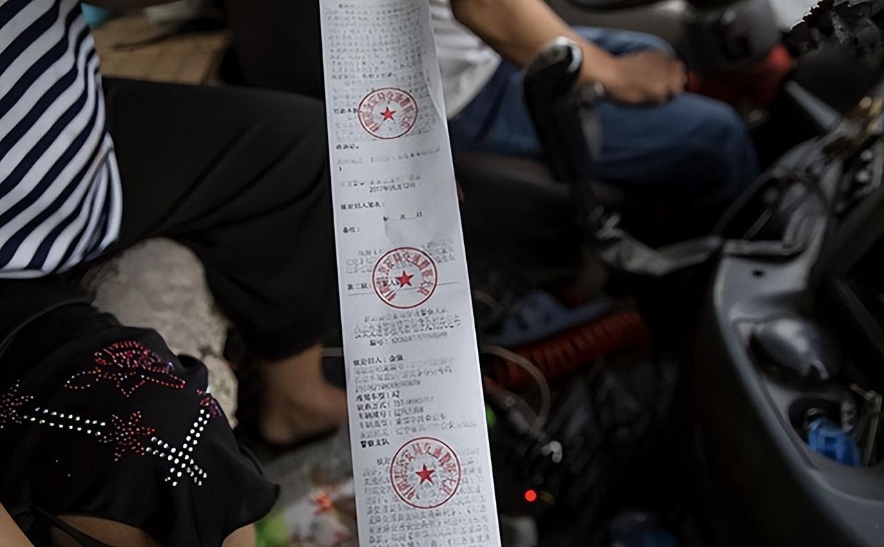 安徽夫妻24小时生活在卡车上,只敢在晚上出门,载的货比命还重要-第13张图片 安徽夫妻24小时生活在卡车上,只敢在晚上出门,载的货比命还重要-第13张图片
